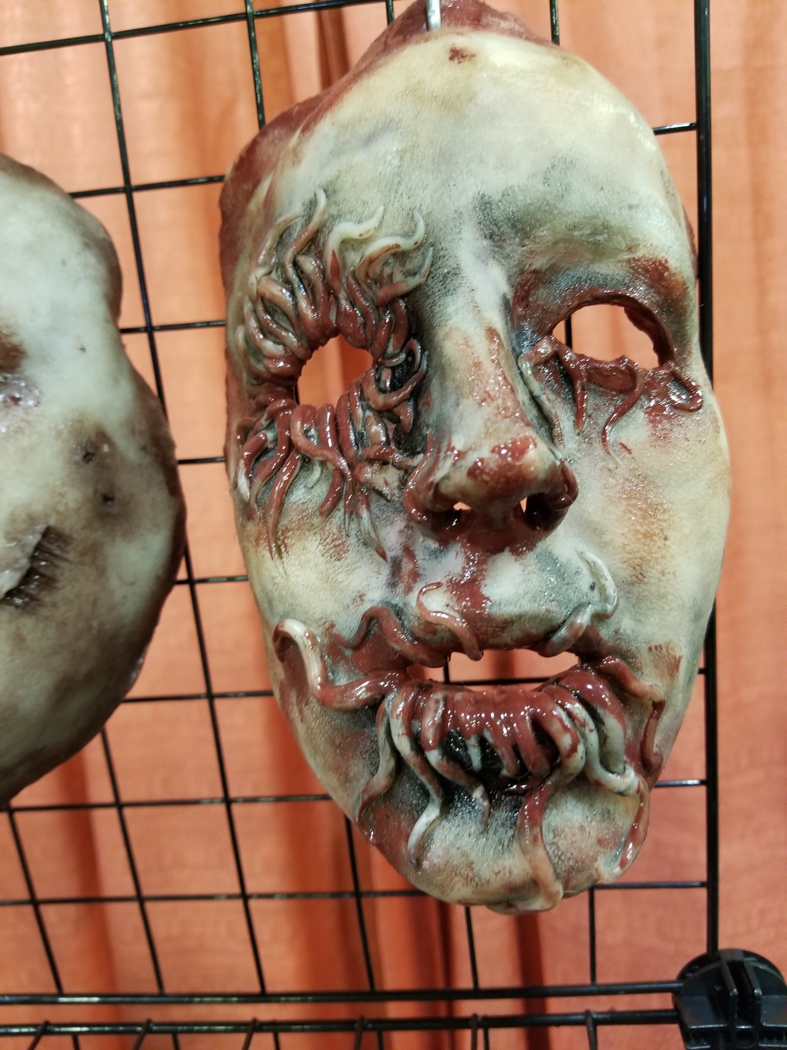 På hovedet af Penelope venom Infested Krystal - Silicone Skinned Horror Face Mask – The Shoggoth Assembly